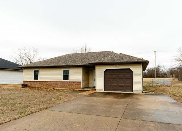 Property at 472 E Parkview St, Bolivar, MO 65613, 3 beds, 1.5 baths