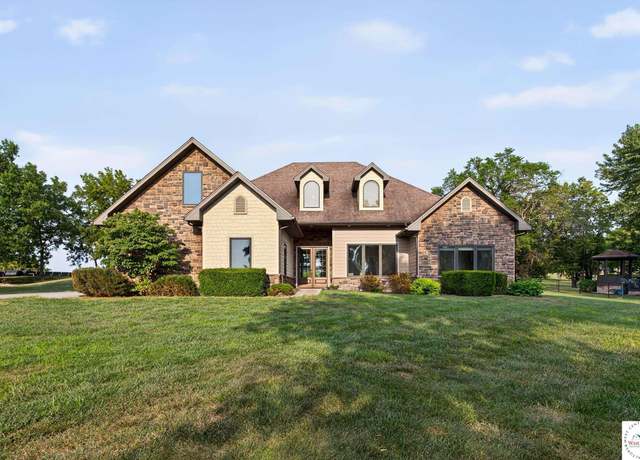 Property at 1647 Willow Dr, Sedalia, MO 65301, 4 beds, 3.5 baths