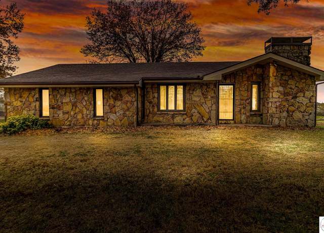 Property at 3310 S Park Ave, Sedalia, MO 65301, 3 beds, 3 baths