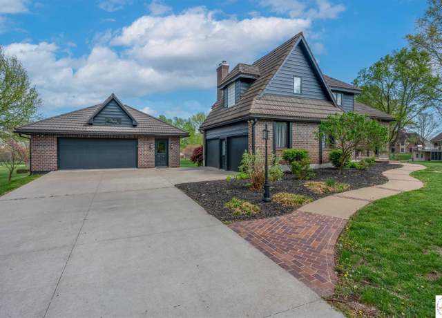 Property at 1715 Sycamore Dr, Sedalia, MO 65301, 5 beds, 4.5 baths
