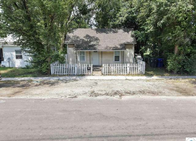 Property at 125 E Saline St, Sedalia, MO 65301, 3 beds, 1 bath