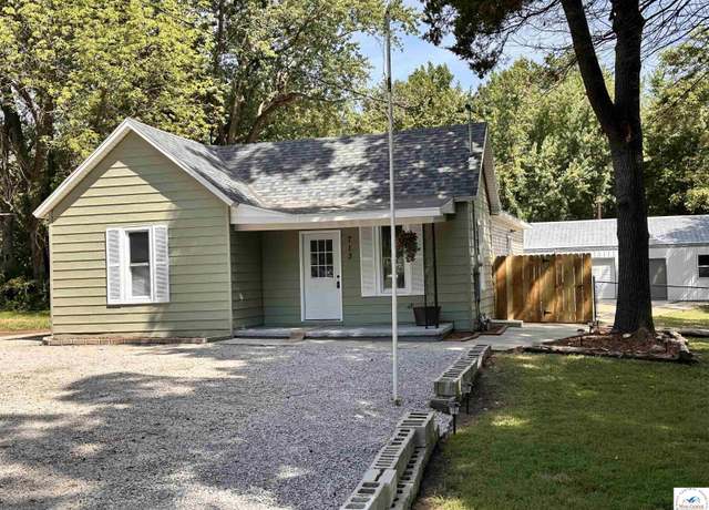 Property at 713 E Lincoln St, Clinton, MO 64735, 2 beds, 1 bath