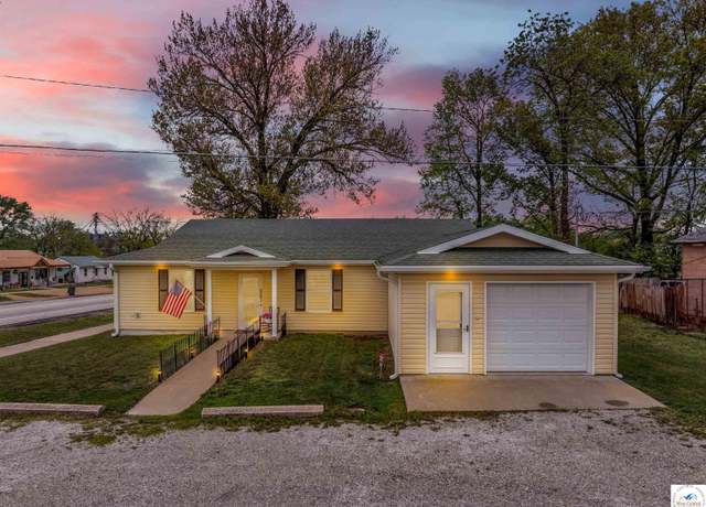 Property at 300 W Benton St, Windsor, MO 65360, 3 beds, 1 bath