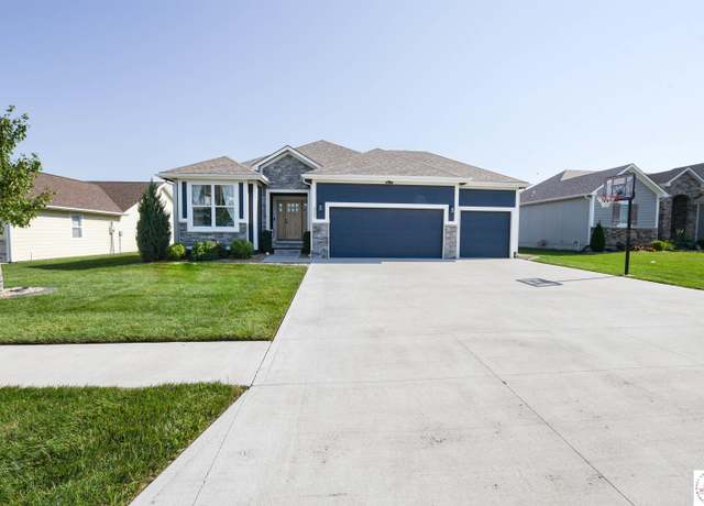 Property at 2705 Craftsman Dr, Sedalia, MO 65301, 4 beds, 4 baths