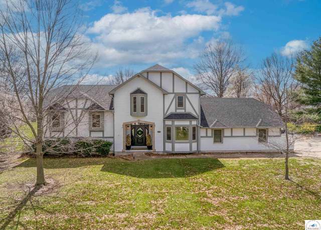 Property at 4176 Par 5 Dr, Sedalia, MO 65301, 4 beds, 3.5 baths