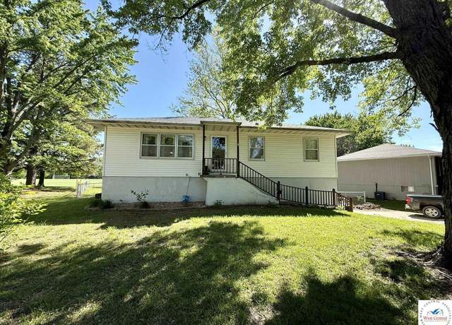 Property at 604 W Clover Dr, Clinton, MO 64735, 3 beds, 1.5 baths
