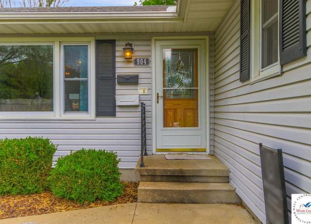 Property at 904 Leone Ave, Sedalia, MO 65301, 3 beds, 1.5 baths