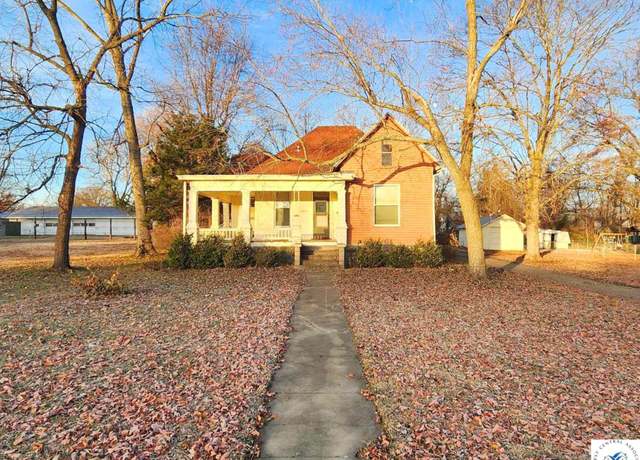 Property at 309 N Main St, Clinton, MO 64735, 2 beds, 2.5 baths