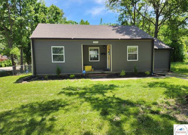 Property at 512 E Louise St, Clinton, MO 64735, 3 beds, 1 bath