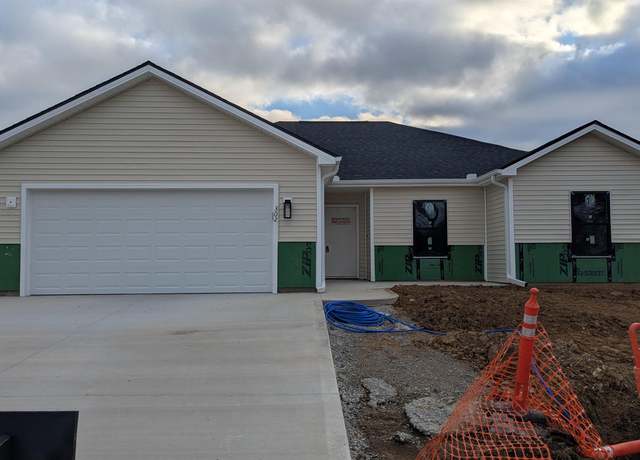 Property at 302 E Jamestown Dr, Clinton, MO 64735, 3 beds, 2 baths