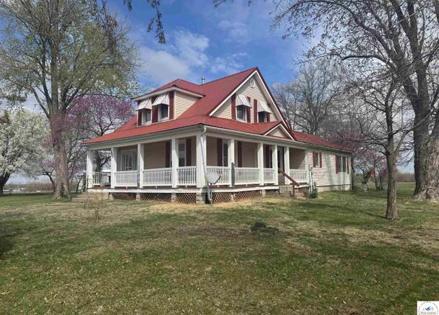 Property at 902 N Cedar Dr, Sedalia, MO 65301, 4 beds, 2 baths