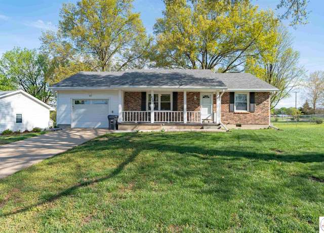 Property at 800 Brentwood Ave, Sedalia, MO 65301, 2 beds, 1.5 baths