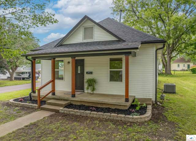 Property at 1401 S Park Ave, Sedalia, MO 65301, 3 beds, 1 bath