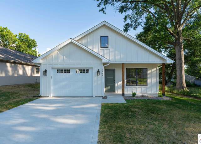 Property at 1504 E 7th St, Sedalia, MO 65301, 3 beds, 2 baths