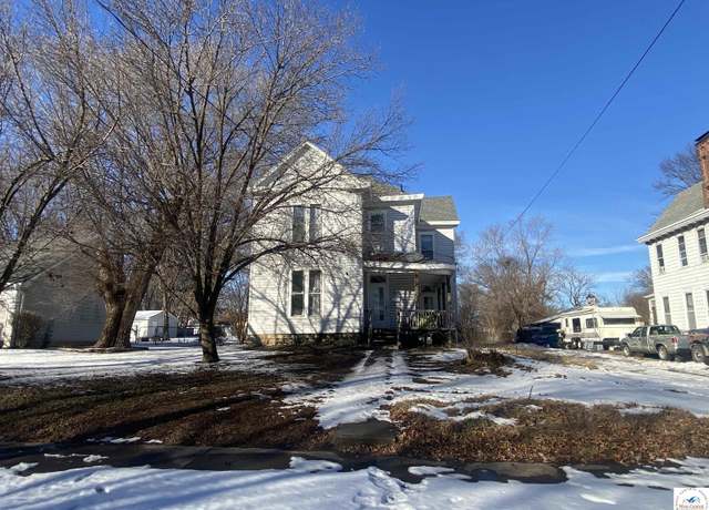 Property at 501 E Jefferson St, Clinton, MO 64735, 3 beds, 2 baths
