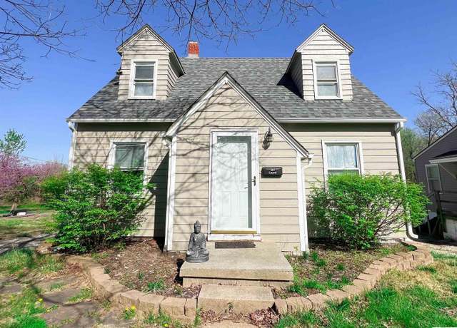 Property at 607 Laurel St, Warrensburg, MO 64093, 3 beds, 2 baths