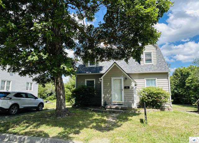 Property at 607 Laurel St, Warrensburg, MO 64093, 3 beds, 2 baths