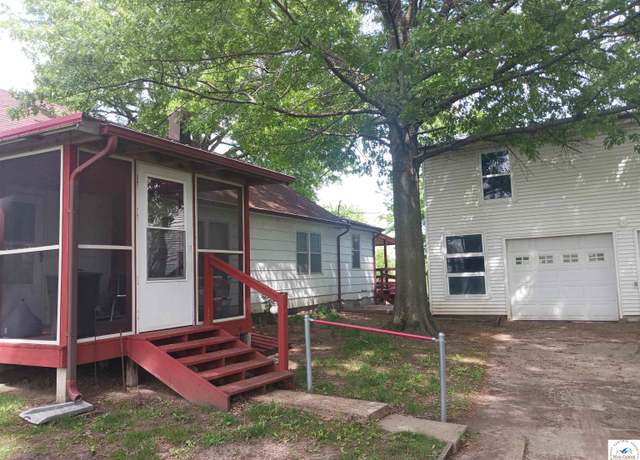 Property at 4102 E 32nd St, Sedalia, MO 65301, 3 beds, 2 baths