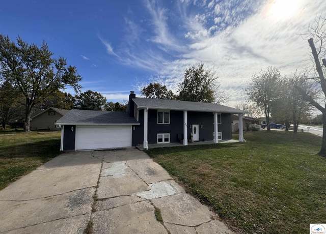 Property at 3001 Clarendon Rd, Sedalia, MO 65301, 4 beds, 2 baths