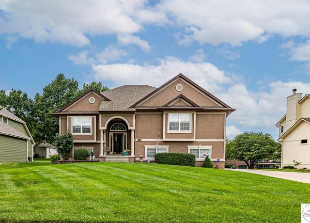 Property at 5118 SW Pelican Pt, Lees Summit, MO 64082, 4 beds, 3 baths