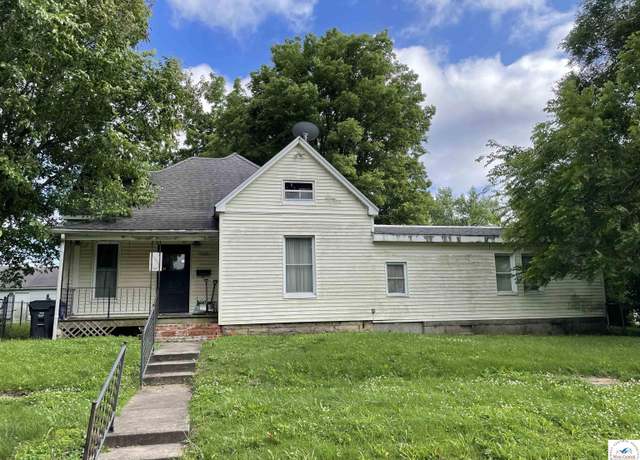Property at 1009 W 10th St, Sedalia, MO 65301, 3 beds, 1 bath