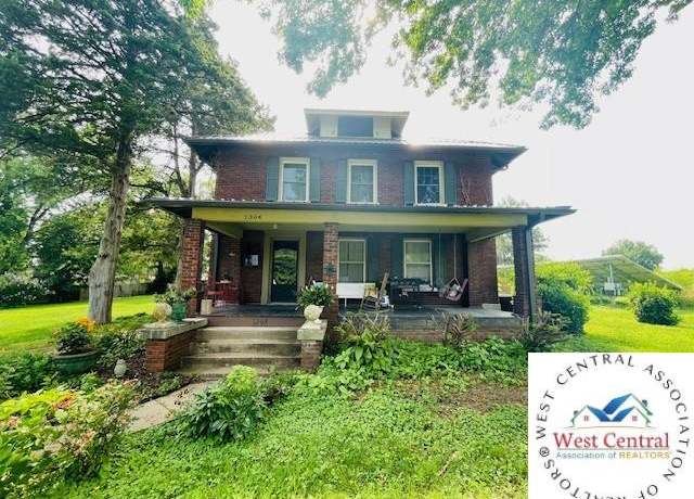 Property at 1304 S Eighth St, Clinton, MO 64735, 4 beds, 3 baths