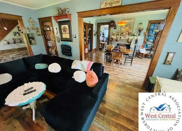Property at 1304 S Eighth St, Clinton, MO 64735, 4 beds, 3 baths