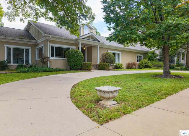Property at 1114 W Broadway Blvd, Sedalia, MO 65301, 4 beds, 5 baths