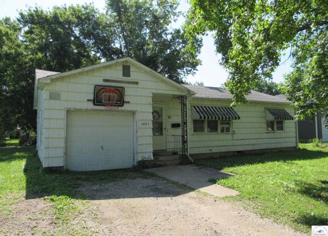 Property at 1003 Highland St, La Monte, MO 65337, 3 beds, 1 bath