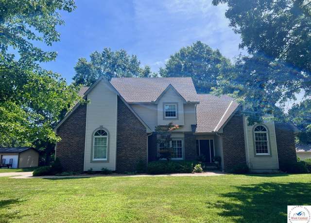 Property at 102 N Tracy Dr, Clinton, MO 64735, 4 beds, 3.5 baths