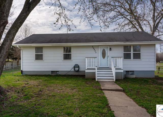 Property at 29075 Lake Dr, Sedalia, MO 65301, 4 beds, 1 bath