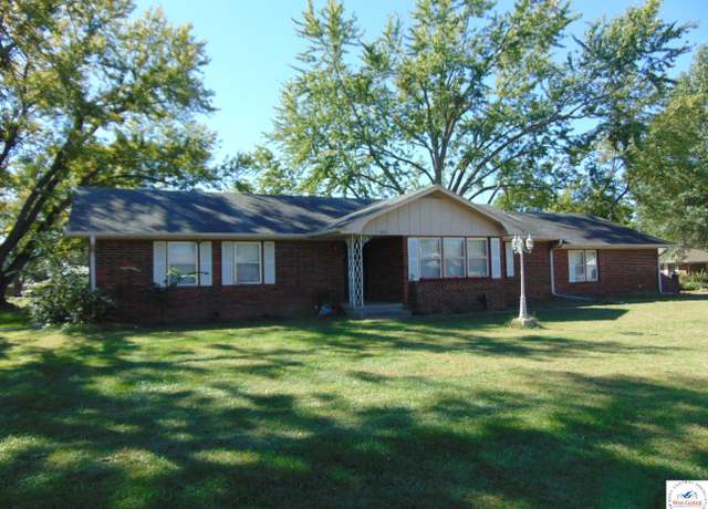 Property at 1800 E Franklin St, Clinton, MO 64735, 3 beds, 3 baths