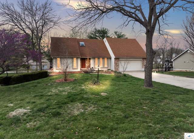 Property at 5900 Apple Rd, Sedalia, MO 65301, 4 beds, 3.5 baths
