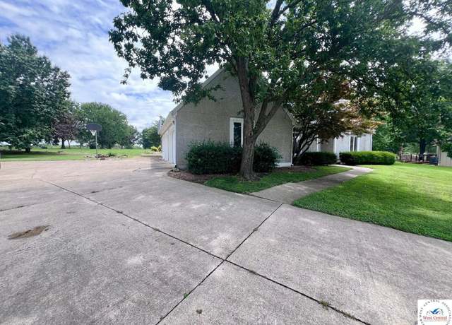 Property at 1704 S Nicklaus Dr, Clinton, MO 64735, 4 beds, 4.5 baths