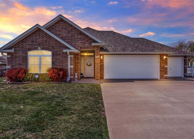 Property at 3425 Brooklyn Ave, Sedalia, MO 65301, 4 beds, 2 baths