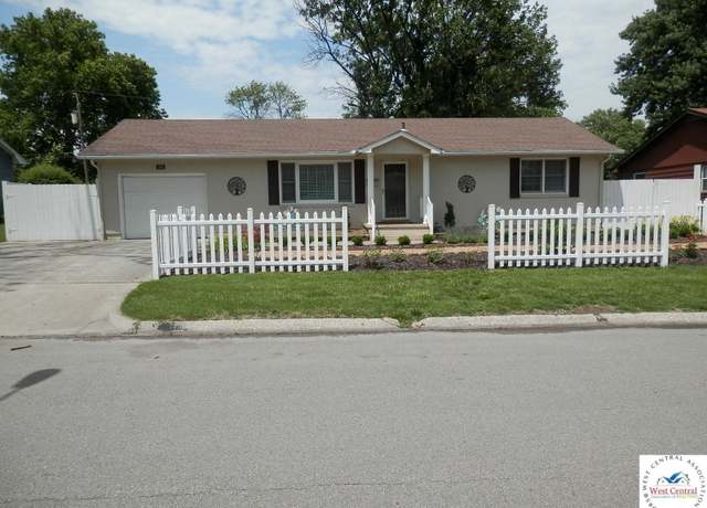 Property at 2802 W 11th St, Sedalia, MO 65301, 2 beds, 2 baths