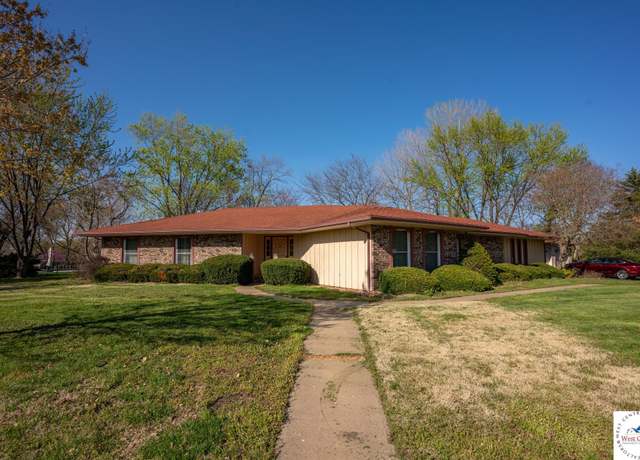 Property at 5040 Locust Ln, Sedalia, MO 65301, 3 beds, 2.5 baths