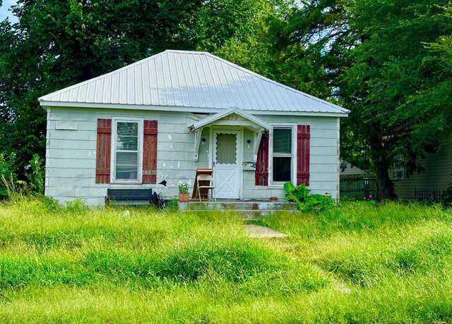 Property at 129 E Walnut St, Sedalia, MO 65301, 3 beds, 1 bath