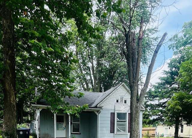 Property at 1704 S Missouri St, Sedalia, MO 65301, 2 beds, 1 bath