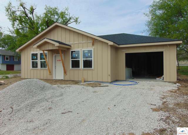 Property at 305 E Elm St, Clinton, MO 64735, 3 beds, 2 baths