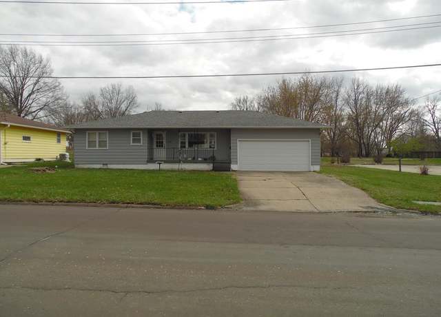 Property at 444 Hyatt St, Brookfield, MO 64628, 3 beds, 1.5 baths