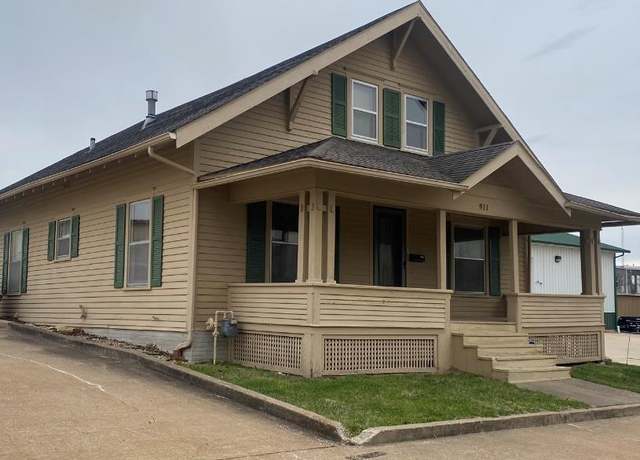 Property at 911 Cherry St, Chillicothe, MO 64601, 4 beds, 3 baths