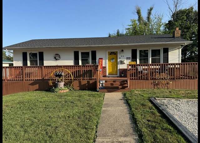 Property at 816 Locust St, Macon, MO 63552, 3 beds, 2 baths