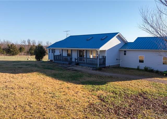 Property at 1984 High Point Rd, Camdenton, MO 65020, 5 beds, 3 baths
