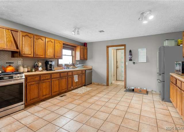 Property at 93 Dry Hollow Rd, Camdenton, MO 65020, 5 beds, 2.5 baths