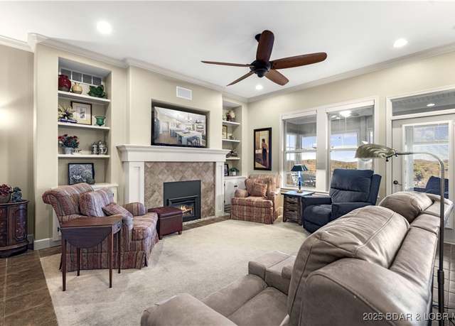 Property at 742 Buckingham Dr, Camdenton, MO 65020, 4 beds, 3 baths