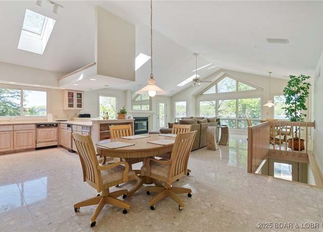 Property at 257 Red Run Dr, Camdenton, MO 65020, 3 beds, 3 baths