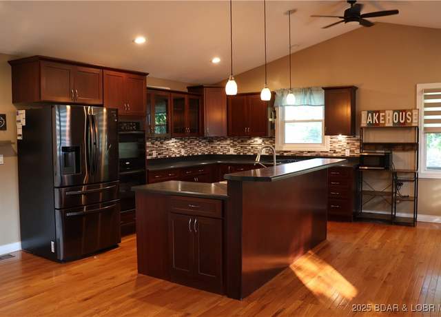 Property at 546 Camelot Dr, Camdenton, MO 65020, 4 beds, 3 baths