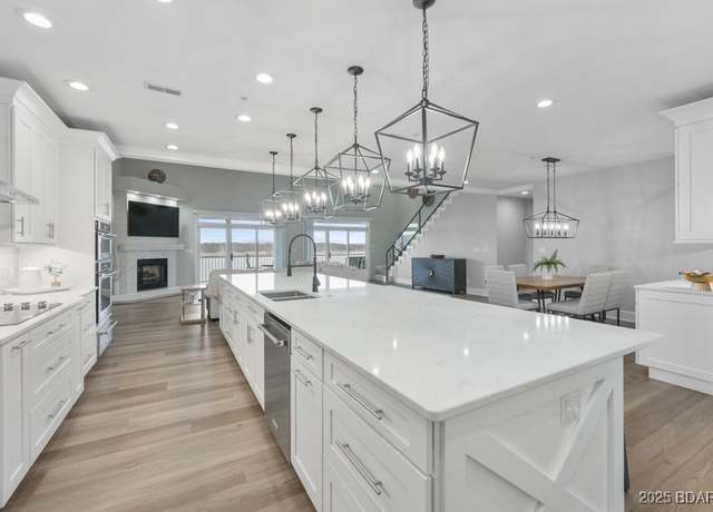 Property at 5450 Christopher Dr #243, Osage Beach, MO 65065, 4 beds, 4.5 baths