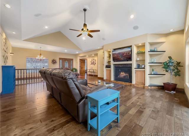 Property at 771 Lake Valley Dr, Camdenton, MO 65020, 4 beds, 3 baths